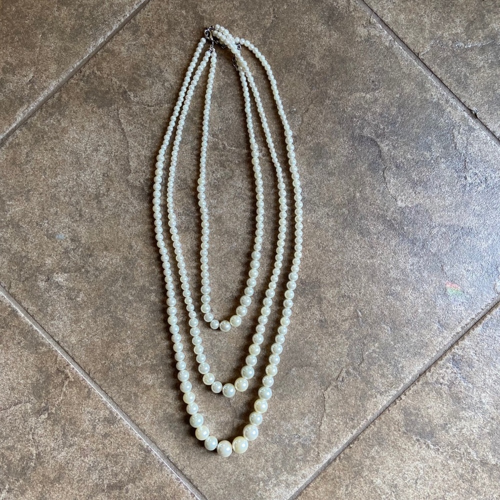 GUC - Pearl Necklace Faux - Triple Strand - Picture 6 of 11